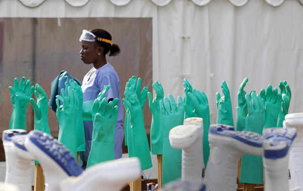 Une soignante à Port Loko, en Sierra Leone. ABBIE TRAYLER SMITH/PANOS-REA