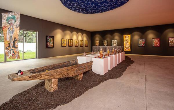 Vue de l'exposition Le temps du rêve de l’enfant Architectures invisibles & Architectures invisibles Rêves en miroir, Galerie Cécile Fakhoury Abidjan, 2026. ©Issam Zejly - Suprême Communication