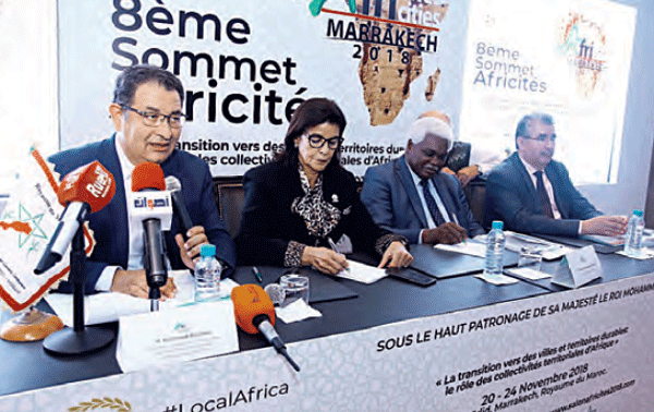 Lors de la conférence de lancement d’Africités, avec Mohamed Boudra, président de l’Association marocaine des présidents des collectivités communaux (AMPCC) et Jean-Pierre Elong-Mbassi. DR