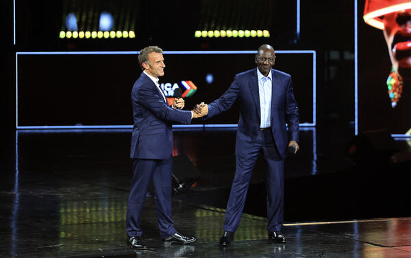 Poignée de main entre le président français Emmanuel Macron et le président kényan William Ruto avant le début du concert de clôture du sommet Africa Forward, le 12 mai 2026, au Kasarani Indoor Arena, à Nairobi. LUDOVIC MARIN/AFP