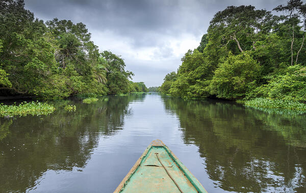 Le canal d'Azagny relie la lagune de Grand-Lahou à celle d'Ébrié sur 18 kilomètres. NABIL ZORKOT