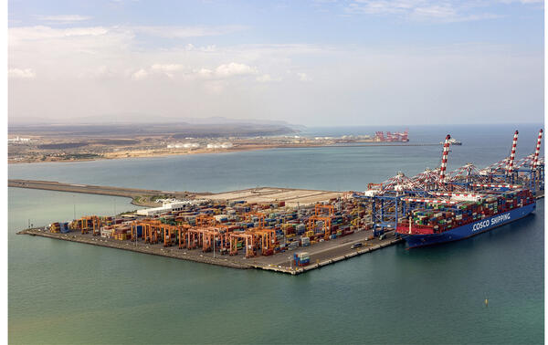 Le Doraleh Container Terminal (DCT) et ses nombreux conteneurs à quai. En arrière-plan, le Doraleh Multipurpose Port (DMP). CAMILLE MASSIDA/REA