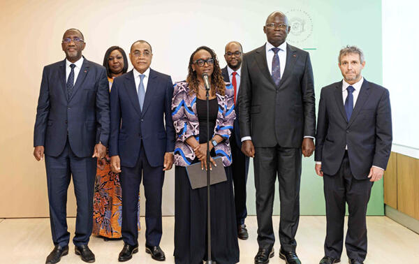 De gauche à droite : le ministre du Plan et du Développement Souleymane Diarrasouba, le ministre de l'Économie, des Finances et du Budget Adama Coulibaly, la cheffe de mission du FMI pour la Côte d'Ivoire Geneviève Verdier, et le directeur de cabinet du vice-président de la République Ahoutou Koffi Emmanuel, réunis à l'occasion de la mission d'évaluation. DR