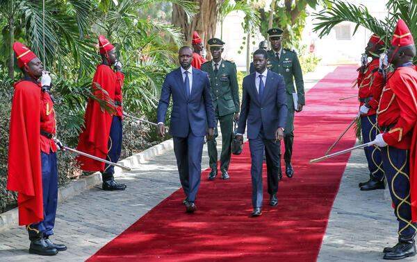 Ousmane Sonko (à gauche), alors Premier ministre, et le président de la République Bassirou Diomaye Faye (à droite) au palais présidentiel. DR PRÉSIDENCE DU SÉNÉGAL