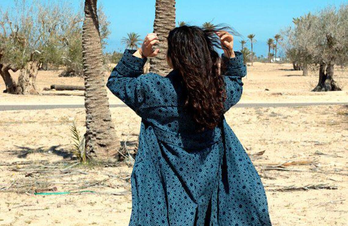 a dernière collection, «Mémoire», rend hommage à Djerba, avec des imprimés qui évoquent les faïences des habitations traditionnelles a dernière collection, «Mémoire», rend hommage à Djerba, avec des imprimés qui évoquent les faïences des habitations traditionnelles.DR