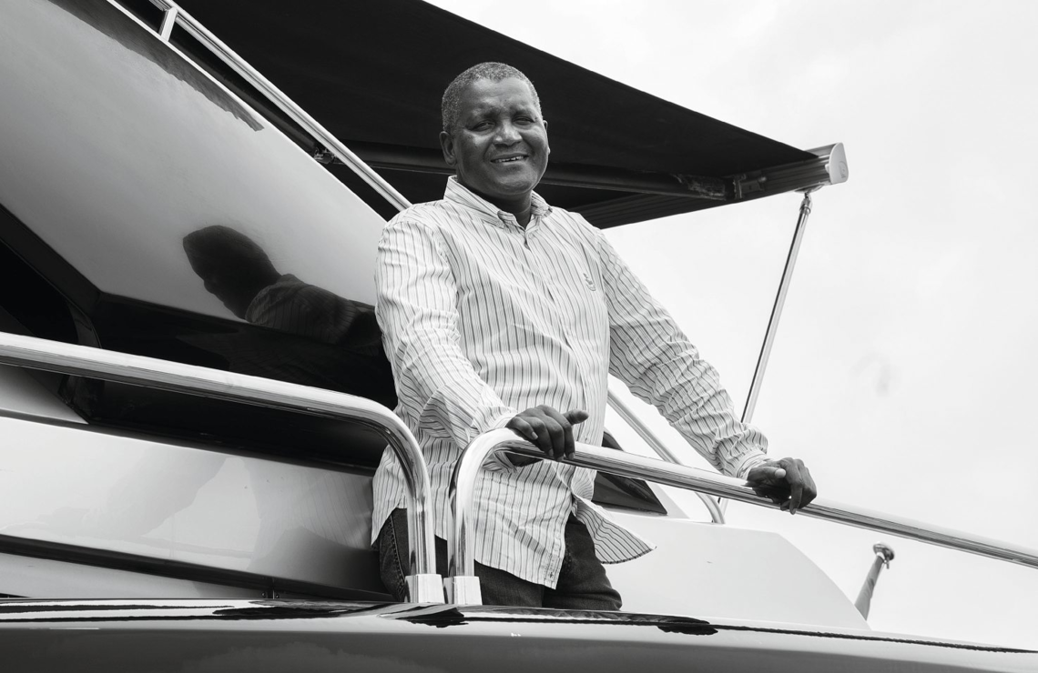 Aliko Dangote, l’homme le plus fortuné du continent, fournit à la population des produits essentiels, parmi lesquels le sucre, le riz ou encore le ciment.BÉNÉDICTE KURZEN/NOOR/REA