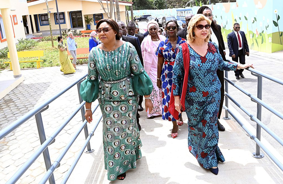 Dominique Ouattara et son hôte Denise Tshisekedi, Première dame de RDC, visitent la Case des enfants rénovée, au Plateau.DR