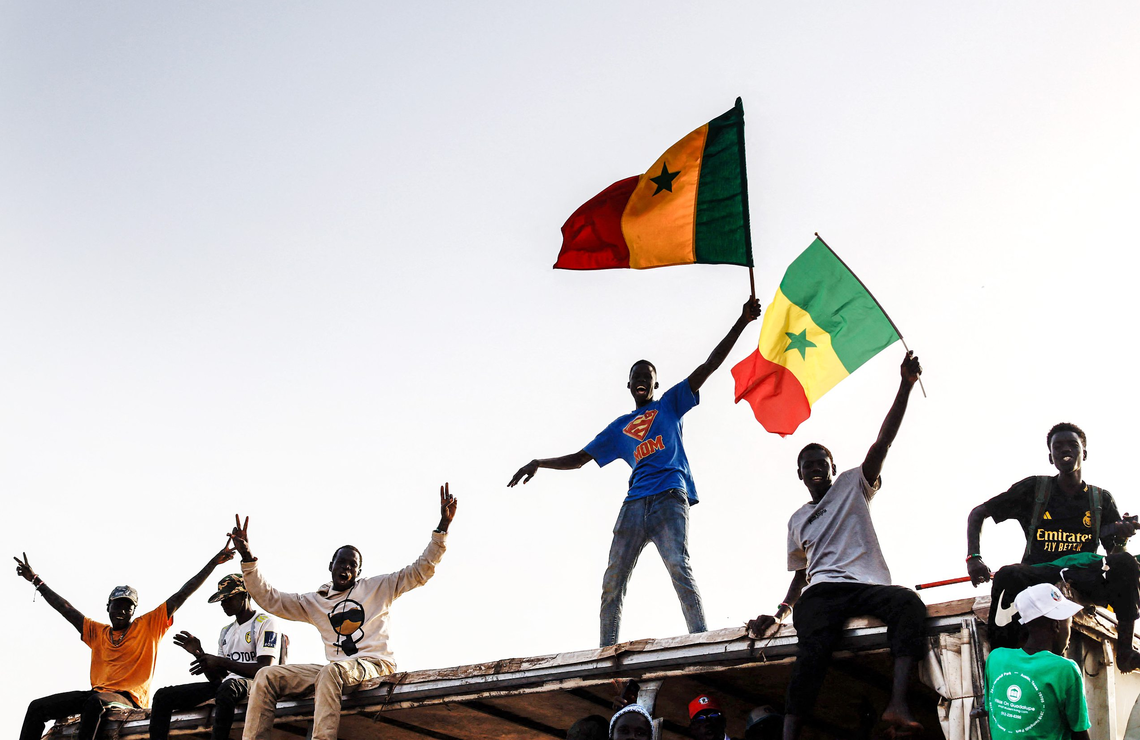 De jeunes soutiens de Bassirou Diomaye Faye, le 22 mars 2024, à Mbour. MARCO LONGARI/AFP