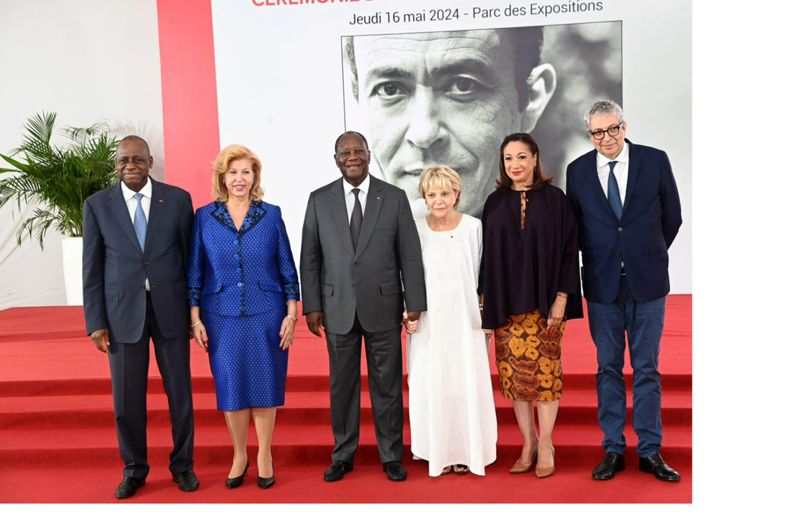 Alassane et Dominique Ouattara, avec, à gauche, Ally Coulibaly, grand chancelier de l’ordre national, et, à droite, Danielle Ben Yahmed, Françoise Remarck, ministre de la Culture, et Zyad Limam.