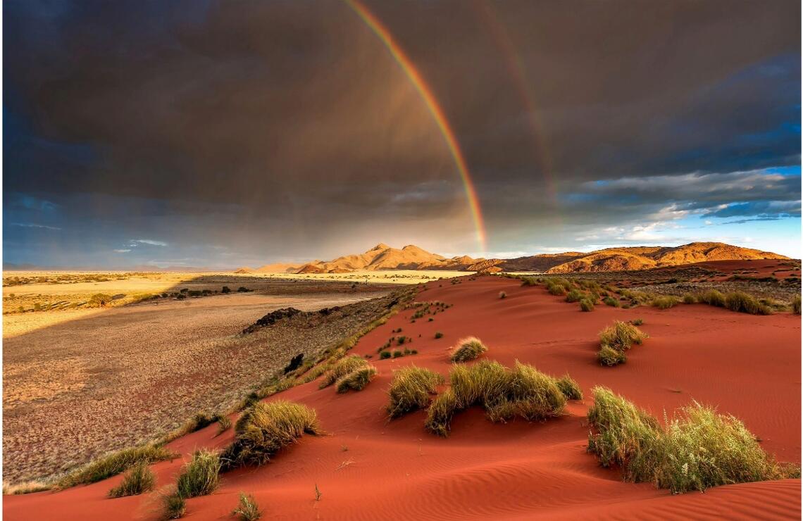 Un arc-en-ciel dans le désert namibien.MARK DUMBLETON/SHUTTERSTOCK