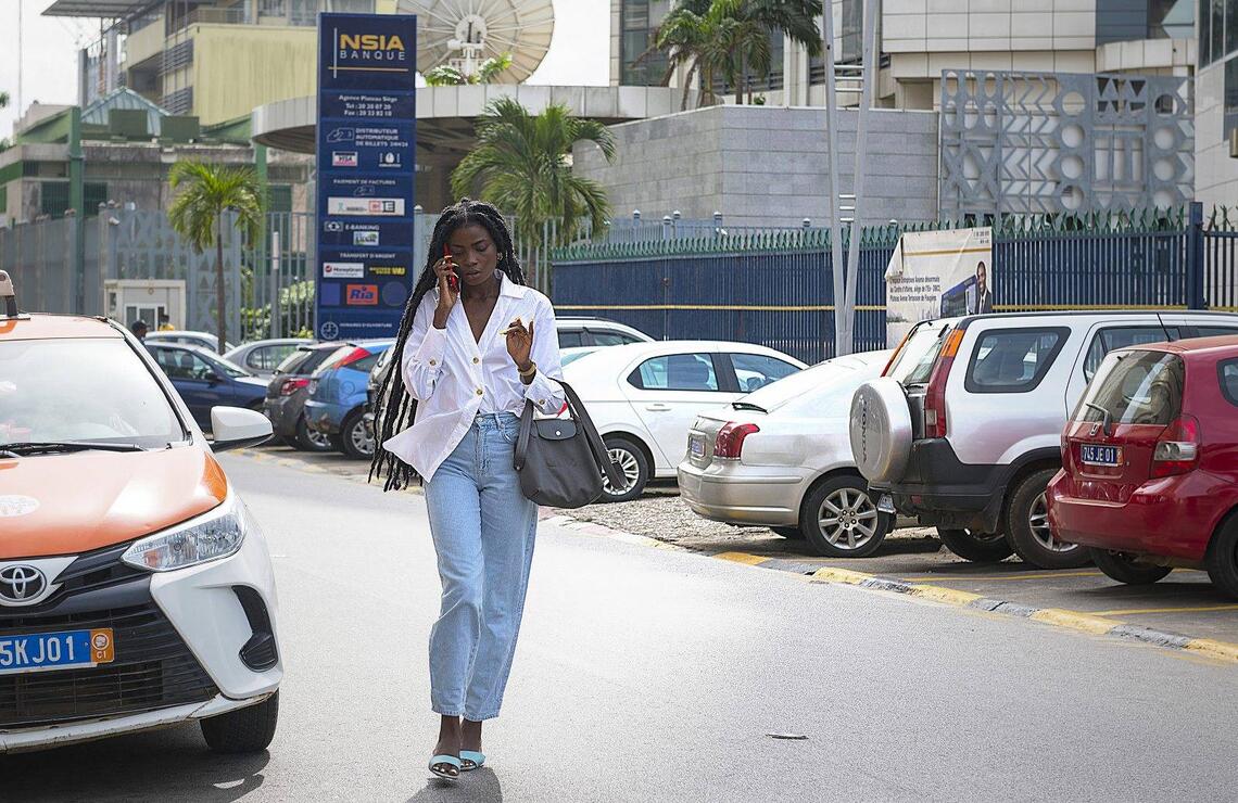 Une jeune femme dans le quartier des banques, au Plateau, à Abidjan. JIHANE ZORKOT