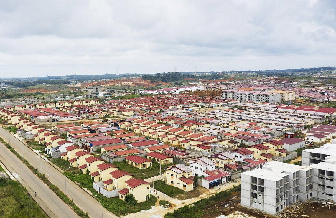 L’objectif de l’État: mettre un toit sur la tête de chaque habitant. Ici, des constructions nouvelles à Songon, en banlieue d’Abidjan. NABIL ZORKOT