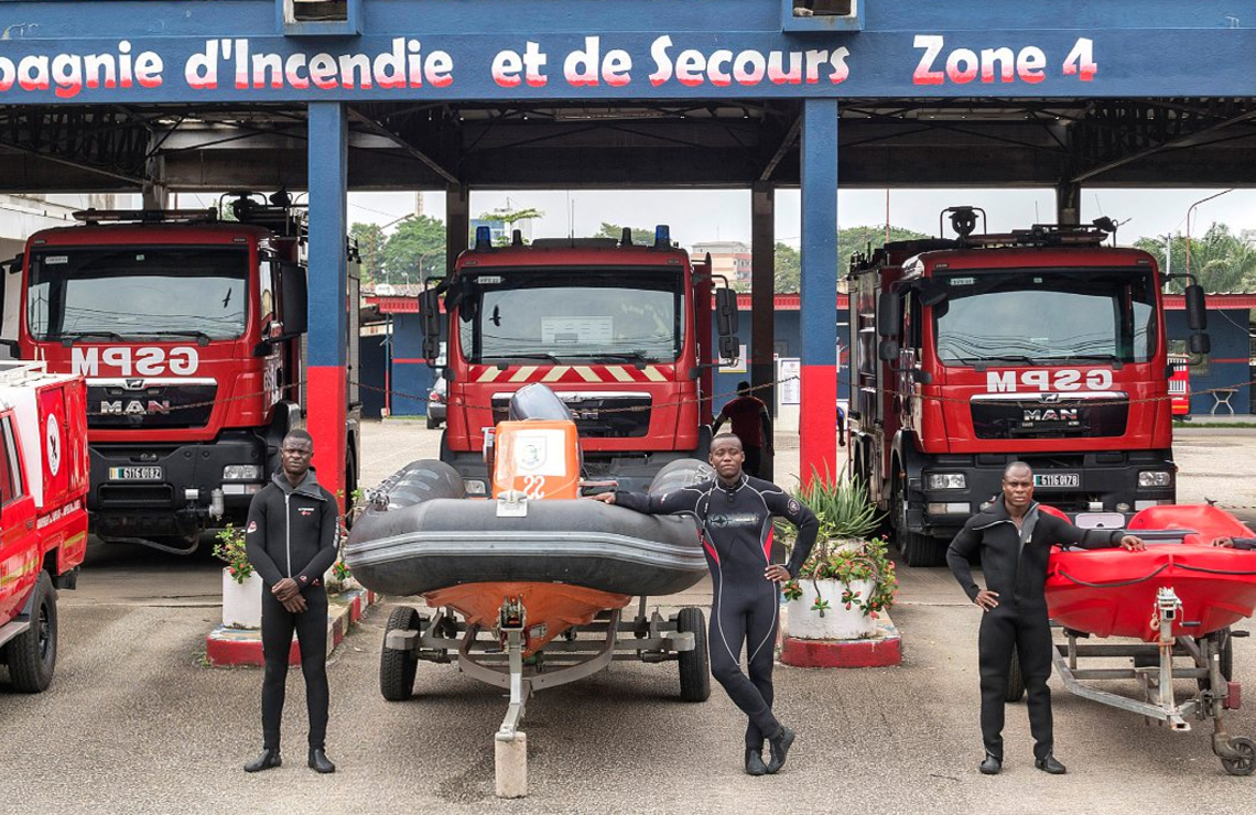 Les sapeurs-pompiers du Groupe de reconnaissance et d’intervention en milieu périlleux (GRIMP) appartenant à la deuxième compagnie d’incendie et de secours. Ici, devant leur caserne en Zone 4. Ils sont sur le front pour tout sauvetage d’urgence. NABIL ZORKOT