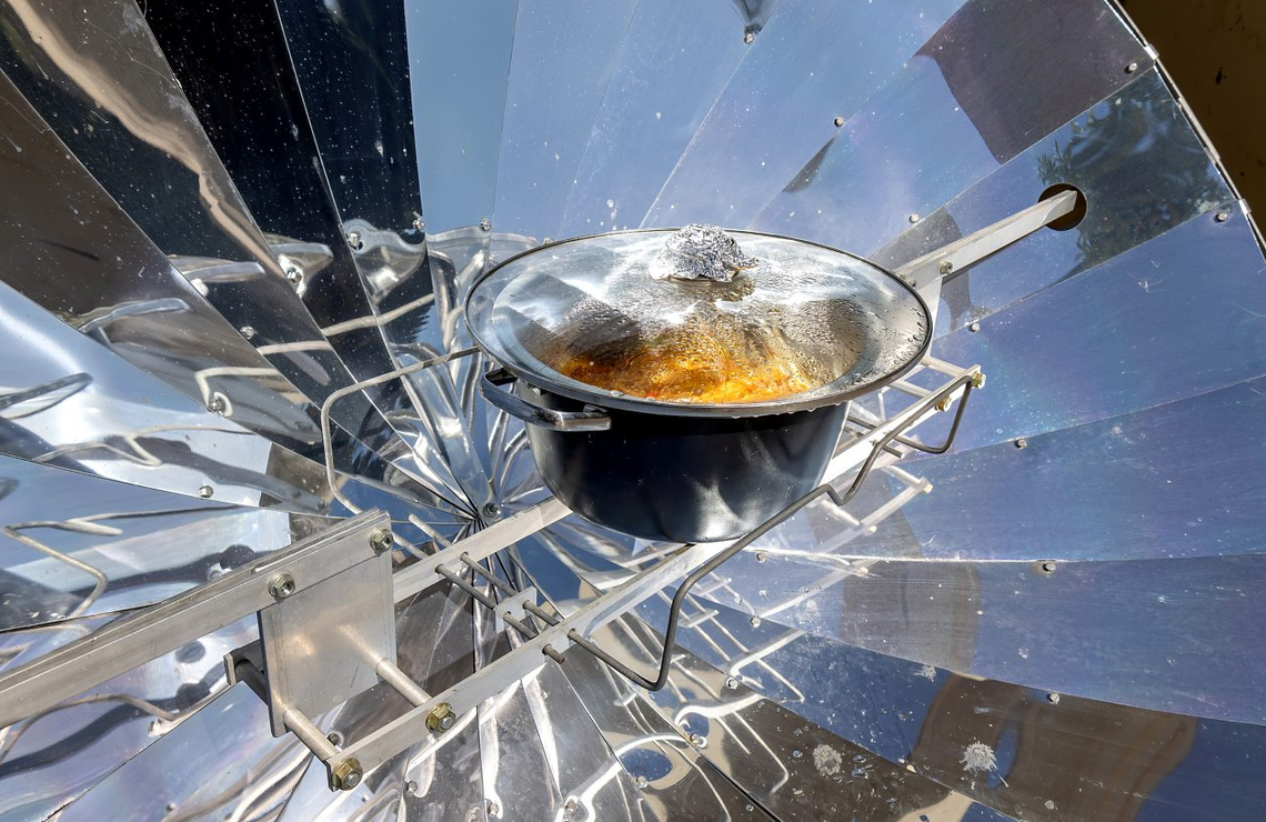 Le four solaire pourrait enfin démarrer Ce dispositif pourrait bien incarner l’avenir de la cuisson propre sur le continent. AGSAZ/SHUTTERSTOCK