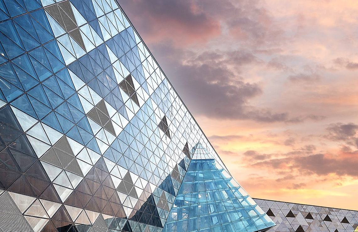Le Caire, à hauteur de l'histoire La façade du bâtiment, ornée de motifs pyramidaux. NESRINE ELKHATIB