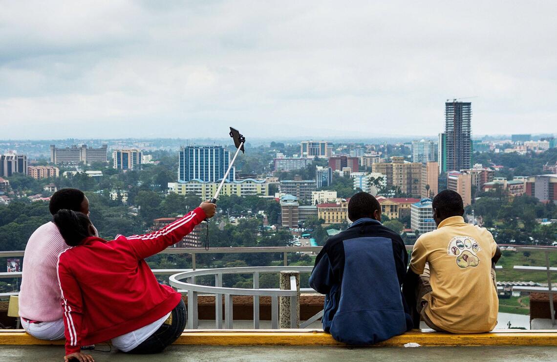 Au sommet de la tour KICC, surplombant la ville de Nairobi. HUGH MITTON/ALAMY