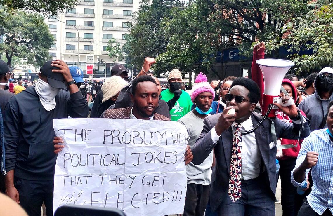 Des manifestants défilent à Nairobi, le 20 juin 2024, contre les mesures de la loi de finances. SIMON LIBZ/SHUTTERSTOCK