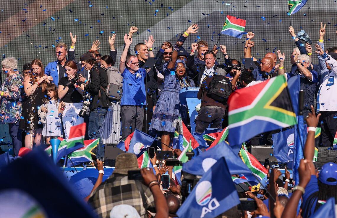 Afrique du Sud: la coalition rassure les marchés John Steenhuisen, leader de l’Alliance démocratique (DA), est rejoint sur scène par les membres du parti après un discours au Willowmoore Stadium, à Benoni, le 26 mai 2024. UPI/ALAMY STOCK PHOTO