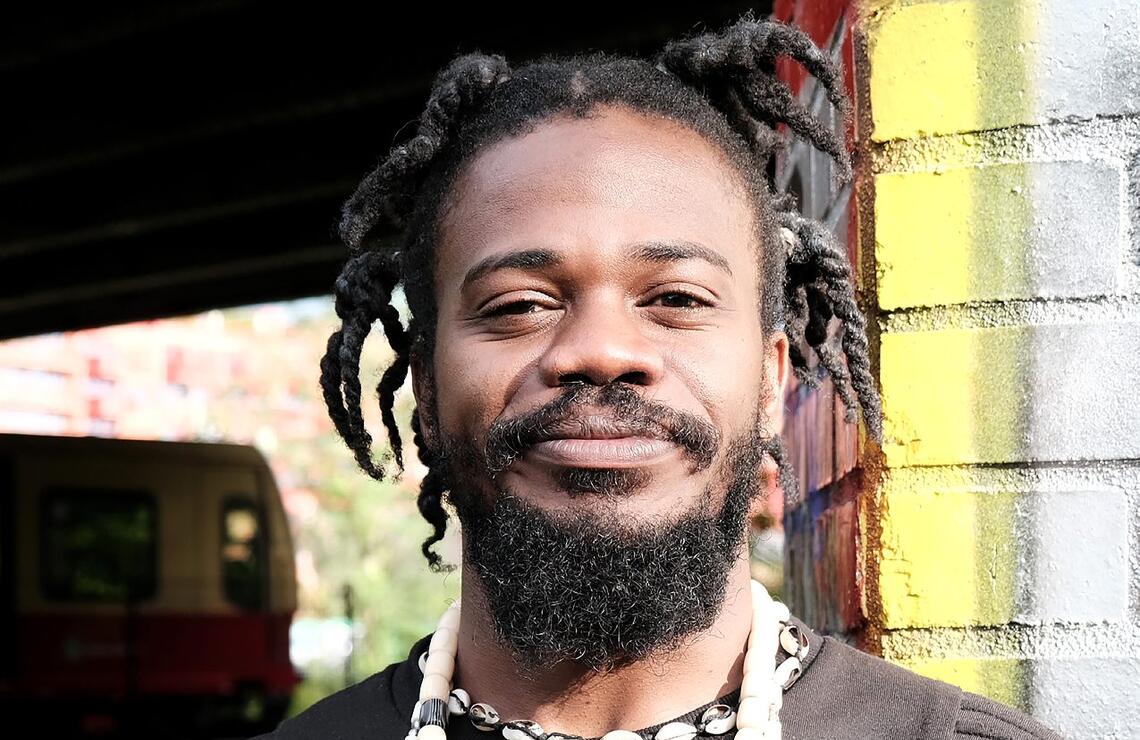 Zora Snake «La danse est un langage universel, un moyen de communiquer avec le monde invisible, insaisissable, immatériel, sans frontière. » KADIR AMIGO MEMIS