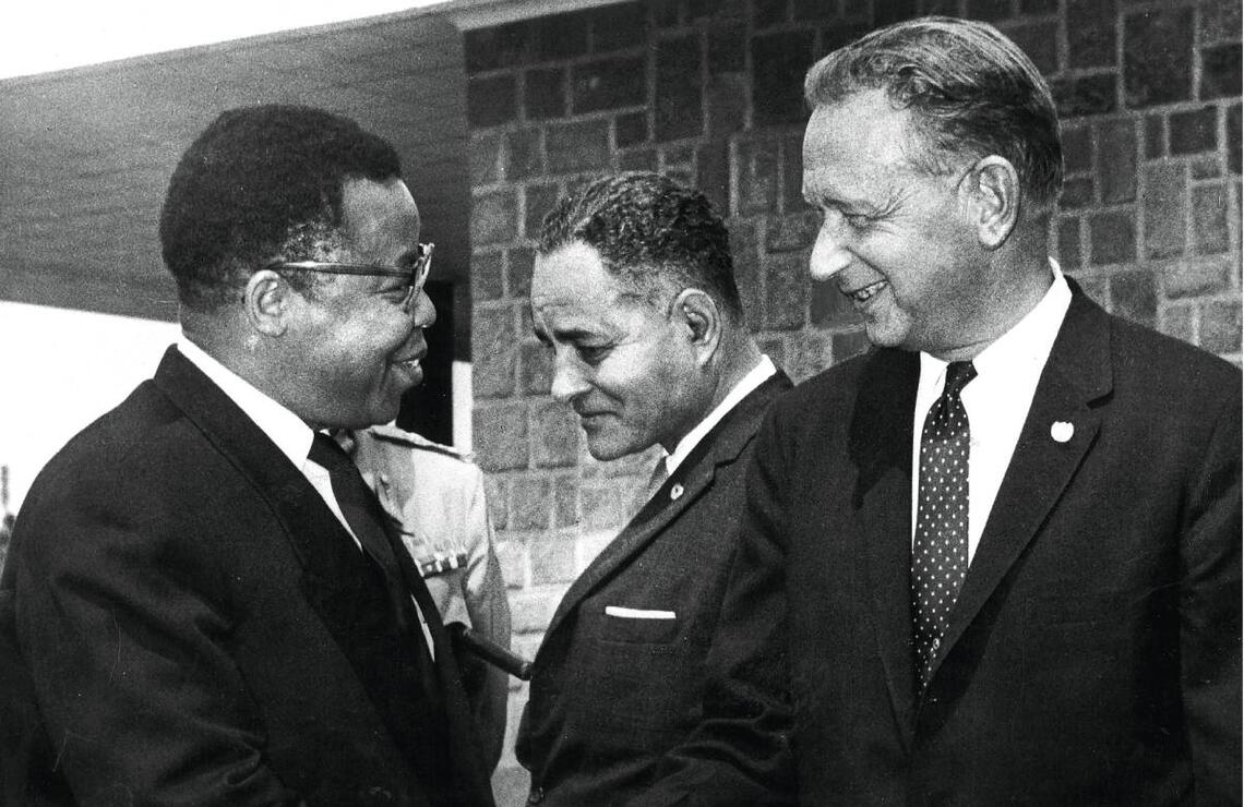 Le secrétaire général de l’ONU, Dag Hammarskjöld, reçu à Léopoldville par le président de la République du Congo, Joseph Kasa-Vubu. Au milieu, Ralph Bunche, représentant spécial de l’ONU au Congo. ARCHIVES JEUNE AFRIQUE