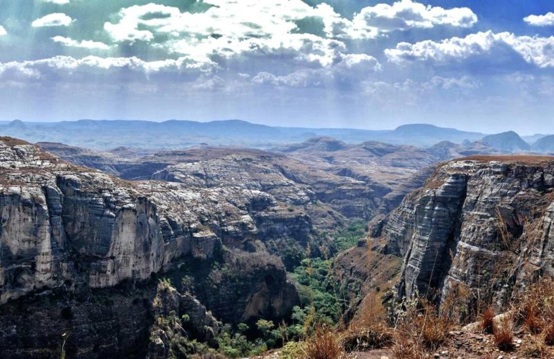 Le dernier monde perdu de Madagascar Vue sur le massif du Makay, véritable bijou de l’écosystème malgache. OUESTUSA/SHUTTERST