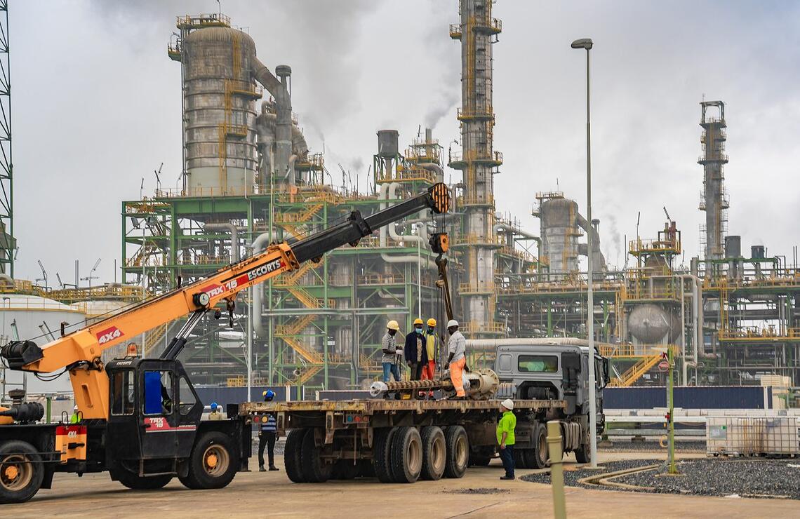 Au Nigeria, la raffinerie Dangote manque de pétrole Inauguré en mai 2023, l’établissement peine à tourner à plein régime. ASPECTUM/SHUTTERSTOCK