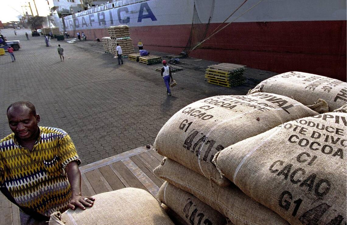 Chargement de sacs de cacao préparés pour l’exportation, dans le port d’Abidjan. SVENTORFINN/PANOS-REA