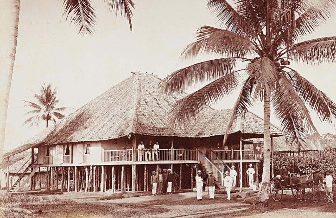 En 1885, à Deli, sur l’île de Sumatra, maison de Karl Krüsi dans la plantation Maryland, baptisée du nom de sa femme Mary. DR