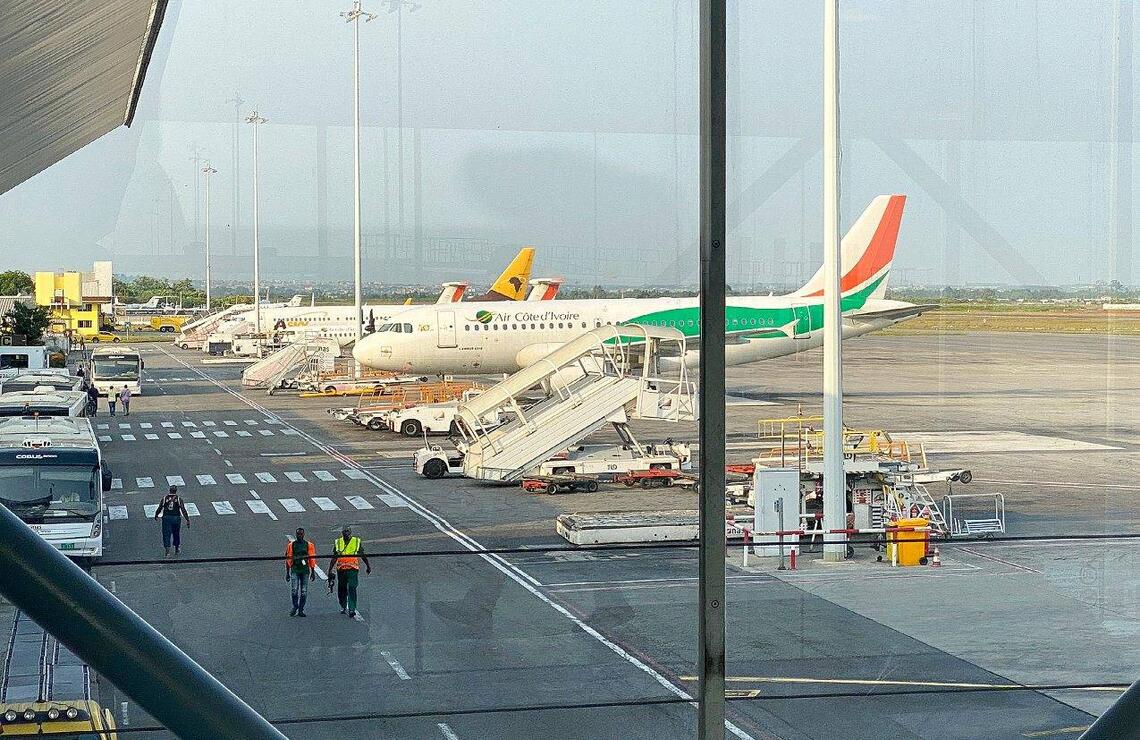 Sur le tarmac de l’aéroport international Félix Houphouët-Boigny. NABIL ZORKOT