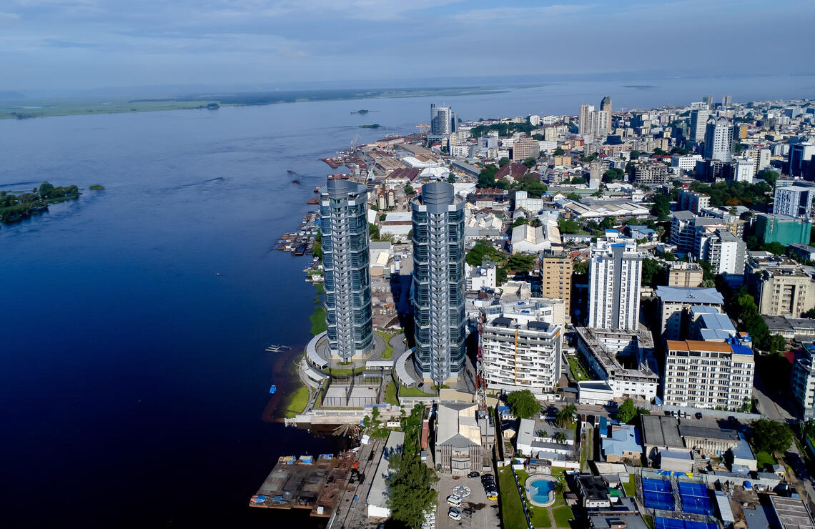 La capitale immense, ici le quartier chic de la Gombe, sur les rives du fleuve Congo. Shutterstock