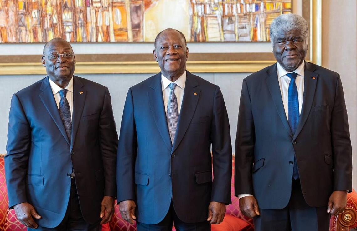 Le choix ivoirien Le chef de l’État Alassane Ouattara avec le vice-président Tiémoko Meyliet Koné (à gauche) et le Premier ministre Robert Beugré Mambé (à droite). ANGE SERVAIS MAHOUENA
