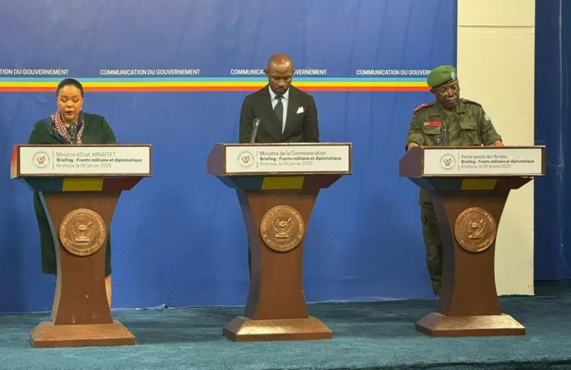 De gauche à droite : la ministre d'État des Affaires étrangères, Thérèse Wagner, le ministre de la Communication et porte-parole du gouvernement, Patrick Muyaya, et le porte-parole des Forces armées de la République démocratique du Congo (FARDC), le général Sylvain Ekenge, le 9 janvier 2025 à Kinshasa. © Paulina Zidi/RFI