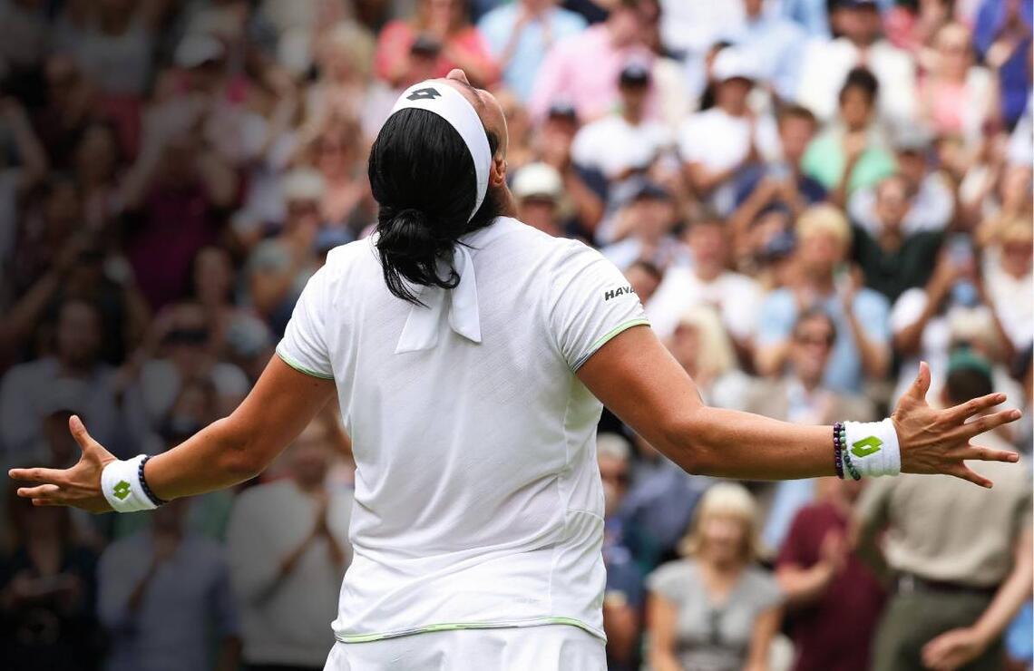 Le 12 juillet 2023, à Wimbledon, la sportive célèbre sa victoire en quarts de finale contre Elena Rybakina. ADAM STOLTMAN/ALAMY