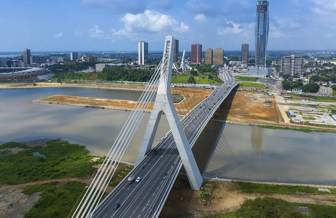 Le nouveau pont de Cocody et la Tour F qui s’élance au Plateau. NABIL ZORKOT