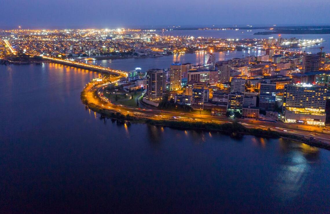 Le quartier du Plateau, à Abidjan, de nuit. NABIL ZORKOT