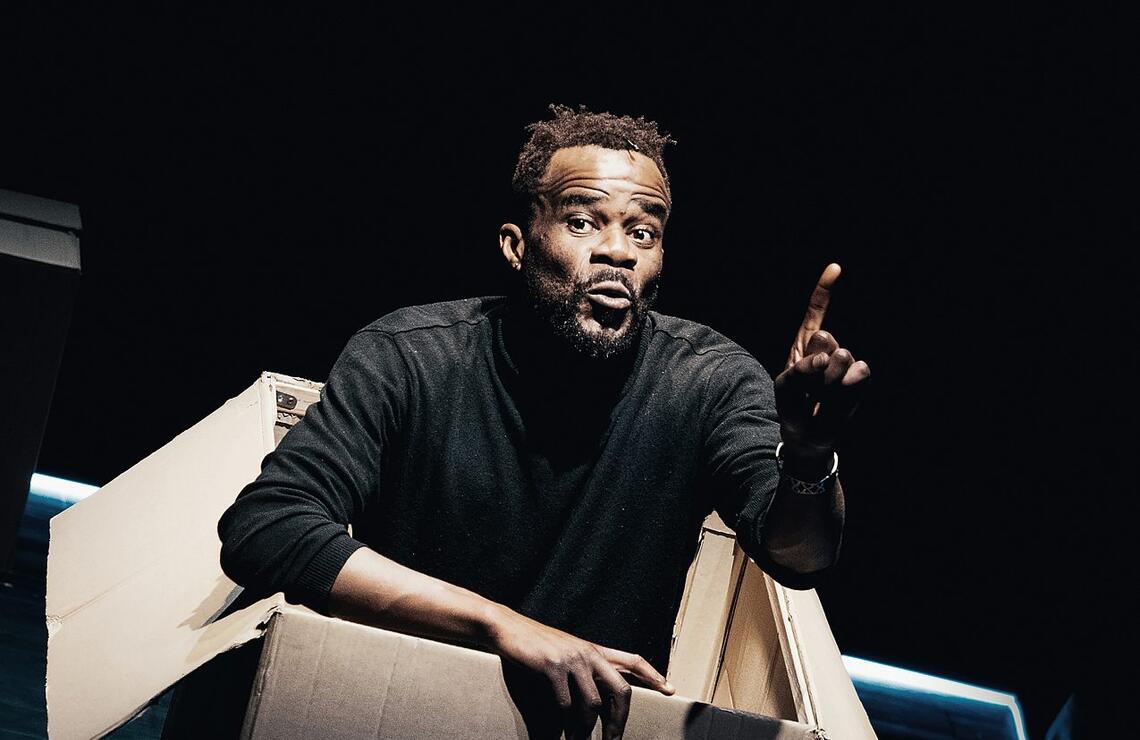 Raymond Dikoumé Françé, Théâtre des Halles, Festival d’Avignon, juillet 2025. ÉRIC MASSUA