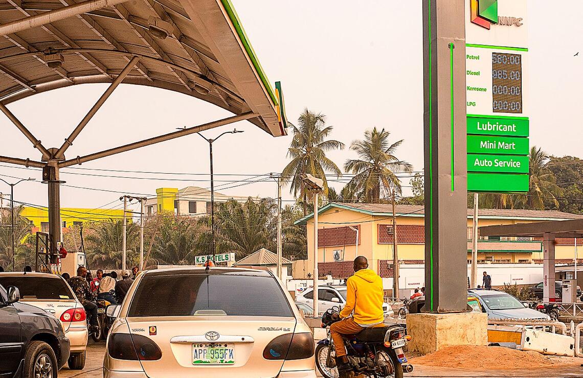 Le Nigeria en embellie L’explosion des prix de l’essence illustre les difficultés financières que rencontrent les Nigérians. SHUTTERSTOCK