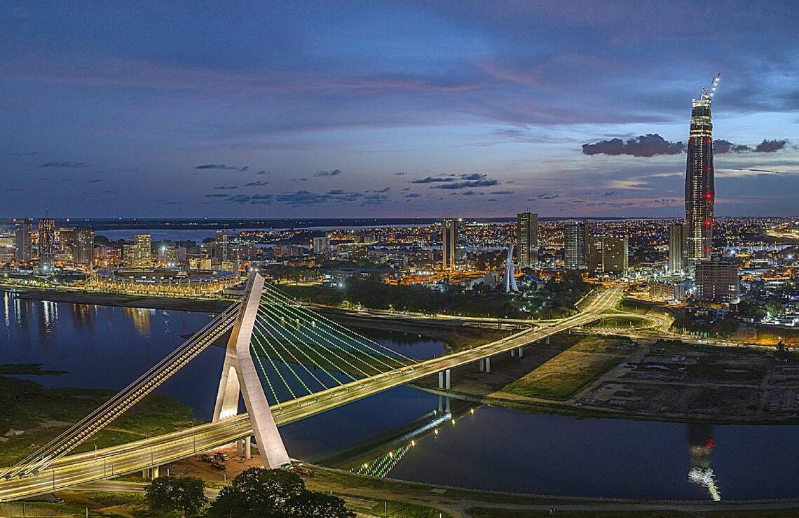 Abidjan, Côte d’Ivoire : La cité des bâtisseurs Le pont ADO et la tour F, nouvelle image iconique de Babi. NABIL ZORKOT