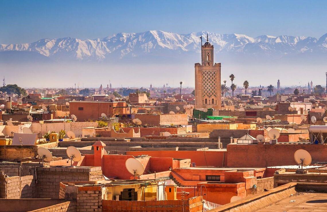 Marrakech, Maroc : Attractivité et résilience Vue panoramique de la Ville ocre avec, en arrière-plan, la chaîne de montagnes de l’Atlas. MAURIZIO DE MATTEI/SHUTTERSTOCK
