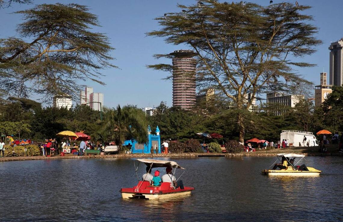 Nairobi, Kenya : La mégalopole sur le fil Des pédalos naviguent sur un lac artificiel dans le parc Uhuru. SIEGFRIED MODOLA/ALAMY STOCK PHOTO