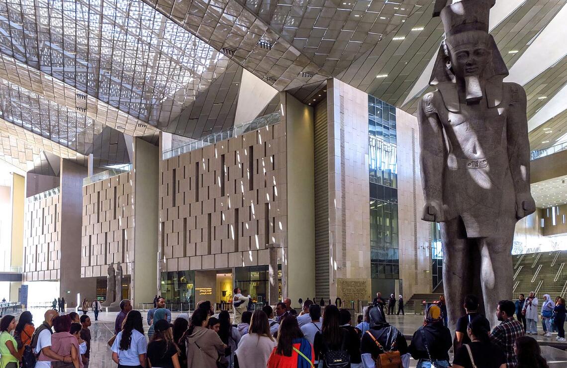 Le Caire, Égypte : S’accrocher à la gloire Une statue monumentale de Ramsès II vieille de 3200 ans au cœur du Grand Musée égyptien, dans la banlieue du Caire. AMMAR ABD RABO