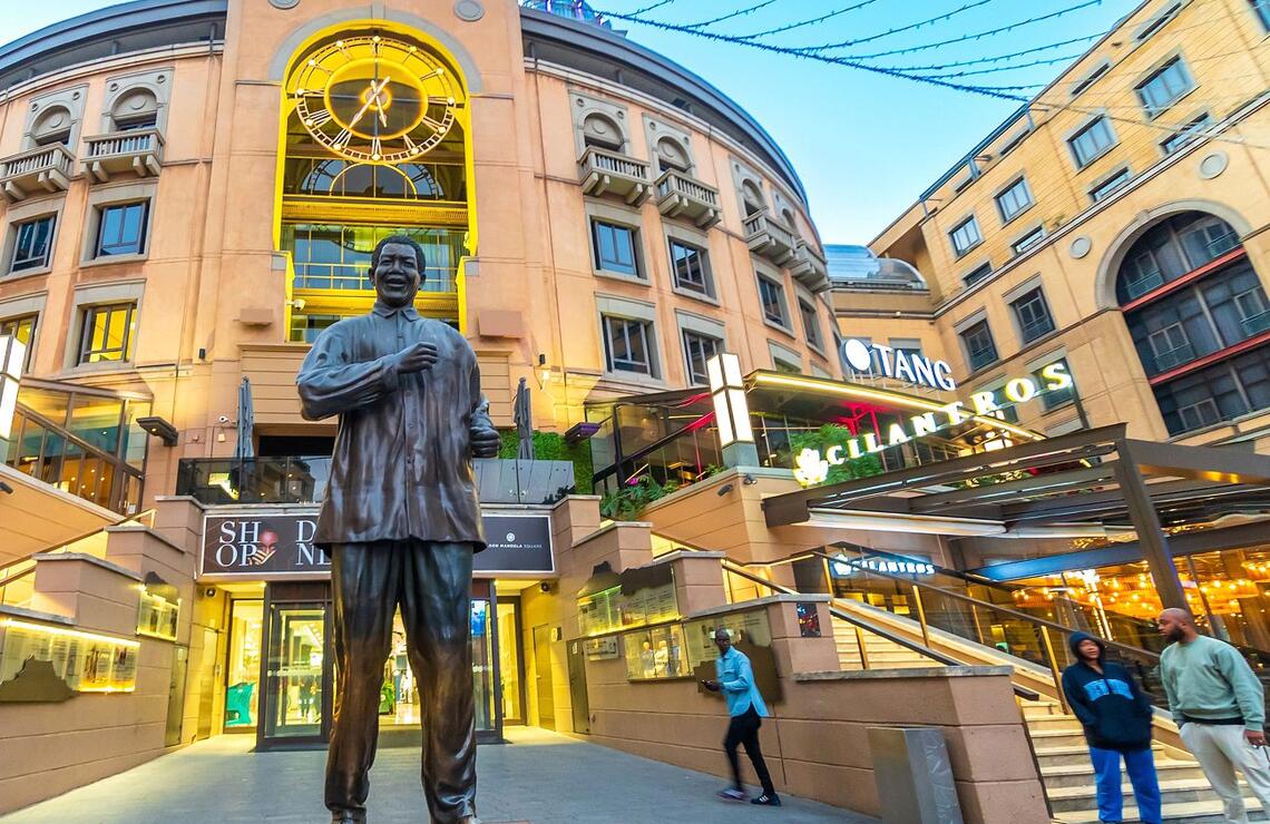 Johannesburg, Afrique du Sud : Les fractures et la richesse La statue de l’ancien président sud-africain trône dans le centre commercial Nelson Mandela Square, situé à Sandton. SHUTTERSTOCK