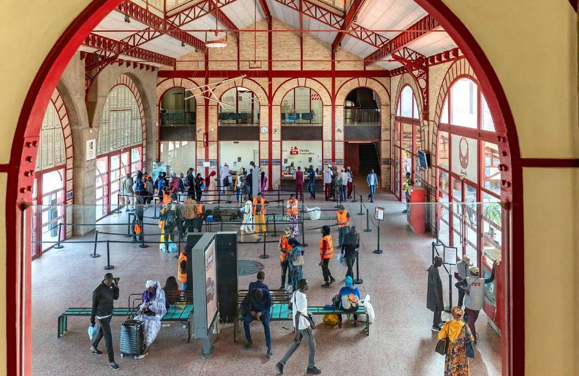 En attendant le prix Aga Khan Le hall de la gare de Dakar, rénové par Caroline Geffriaud et le cabinet GA2D. SYLVAIN CHERKAOUI