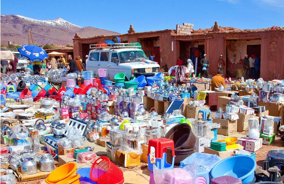 Le plastique s’accroche Vente d’objets en plastique au souk de Telouet, au Maroc. ALAMY