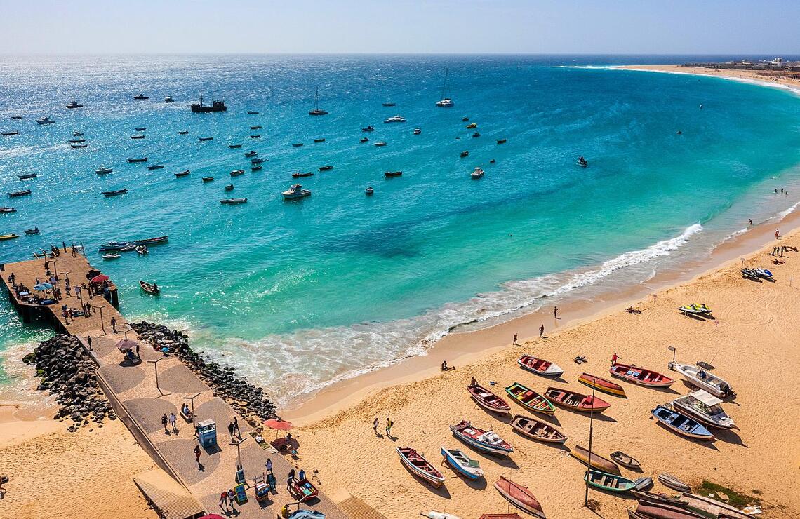 Au Cap-Vert, on change de division La plage de Santa Maria, au Cap-Vert, située au sud de l’île de Sal. SOPOTNICKI/SHUTTERSTOCK
