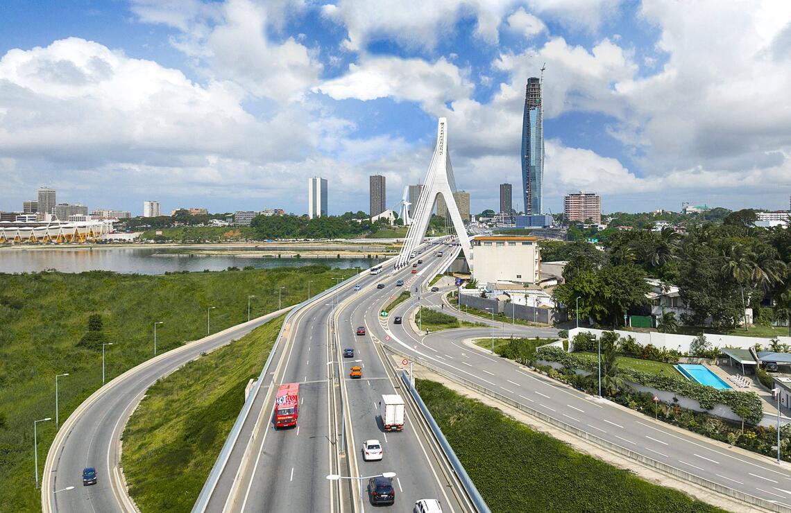 La skyline de la capitale économique, avec au premier plan le pont Alassane Ouattara, et derrière la tour F pensée par l’architecte Pierre Fakhoury. NABIL ZORKOT