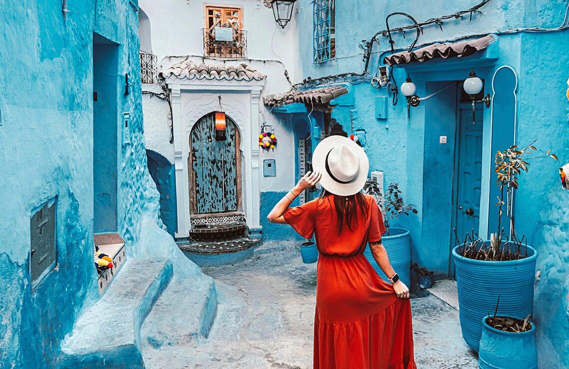 Le voyage, valeur en hausse Les rues aux différentes nuances de bleu de la cité de Chefchaouen, au Maroc. SHUTTERSTOCK