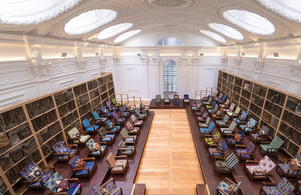 L’installation Parliament of Ghosts d’Ibrahim Mahama se déploie dans le bâtiment londonien d’Ibraaz. HUGO GLENDINNING