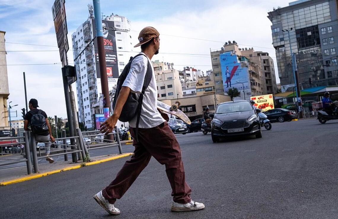 Un jeune skateur dans les rues de Casablanca, en 2023. ALAMY