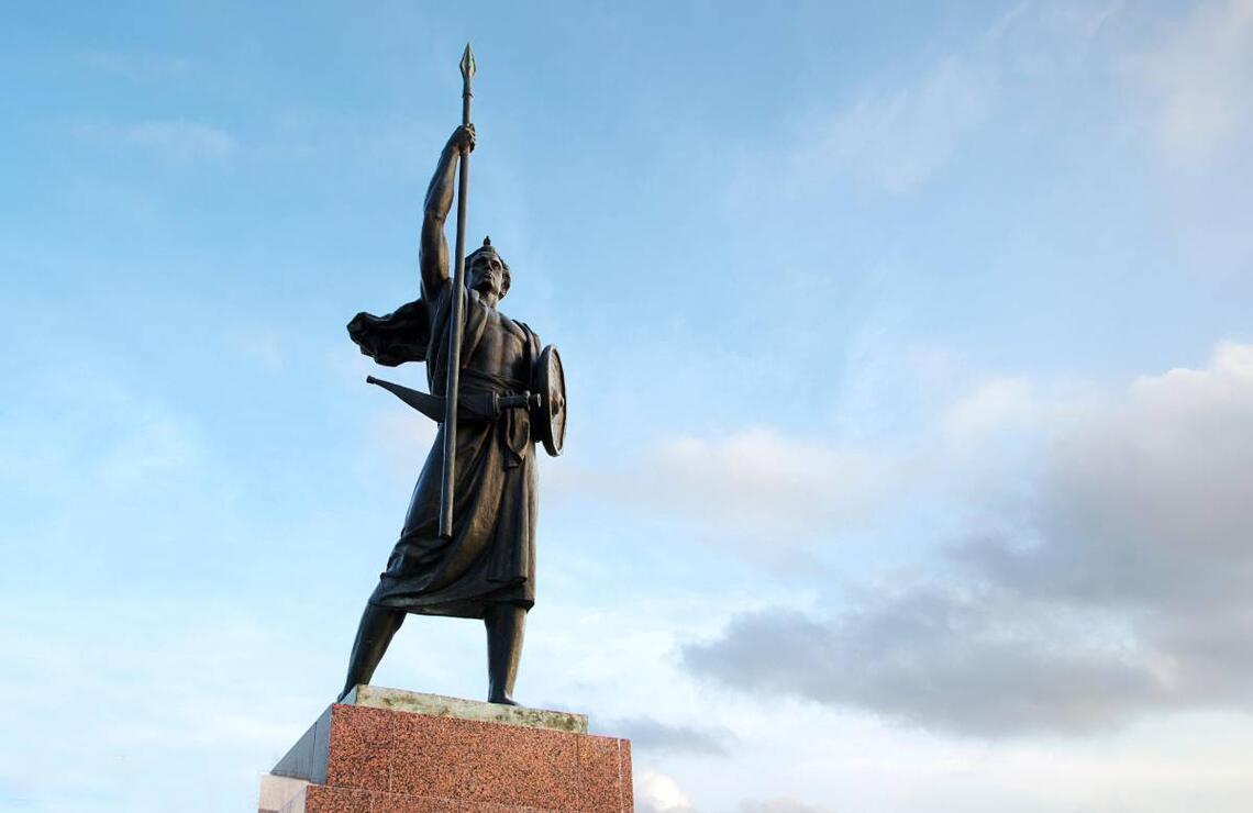 Symbole de liberté, la statue du Guerrier nomade se dresse devant le palais du Peuple, à Djibouti-ville. HIREN RANPARA-ALAMY STOCK PHOTO